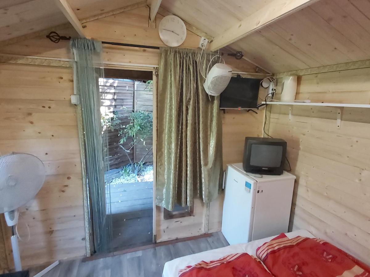 Relax Bungalow Terrace, Glamping Fahaz Siófok Exteriör bild